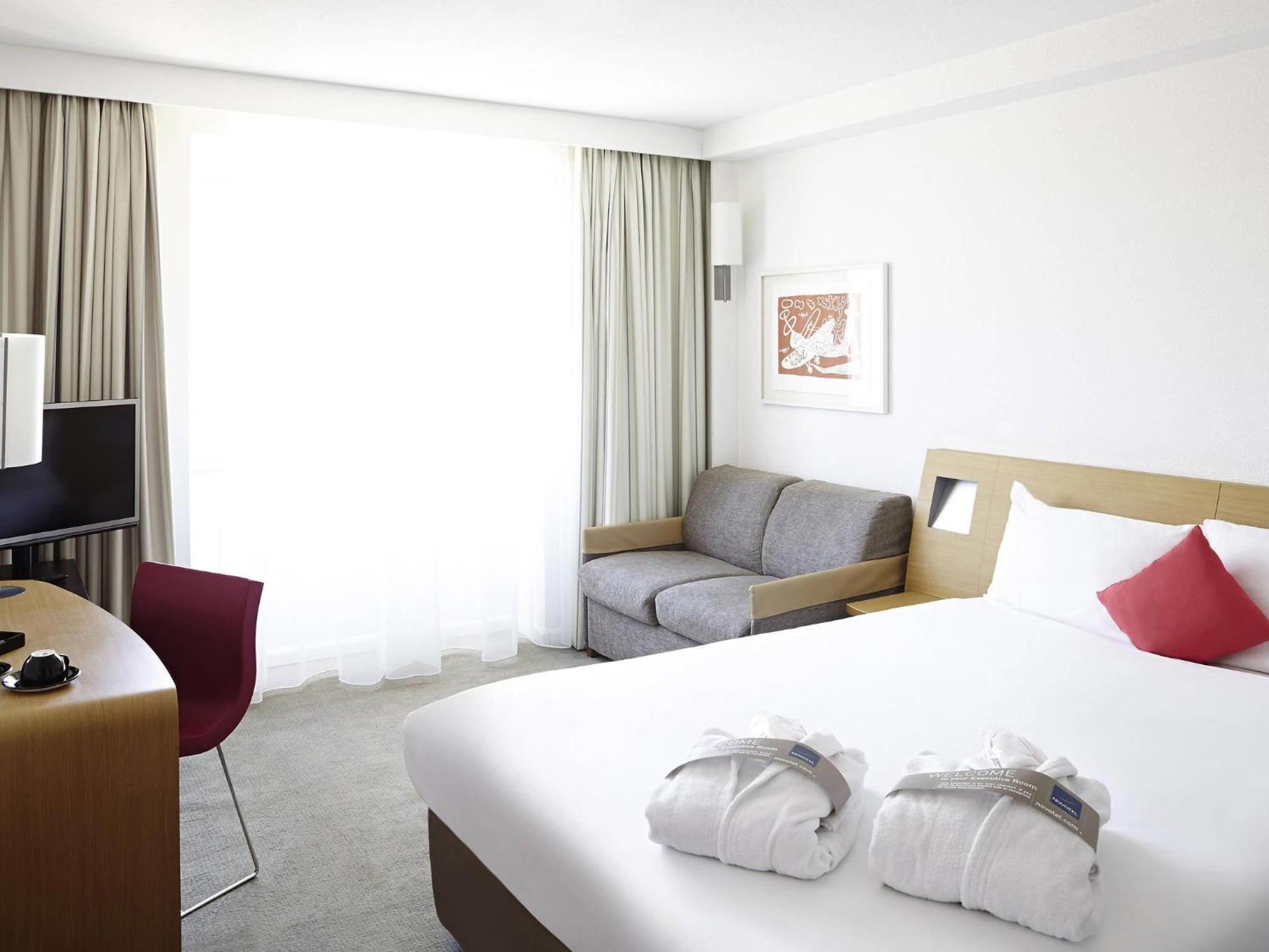 Executive Queen Room Double Sofa Bed,1742572789:JPEG
