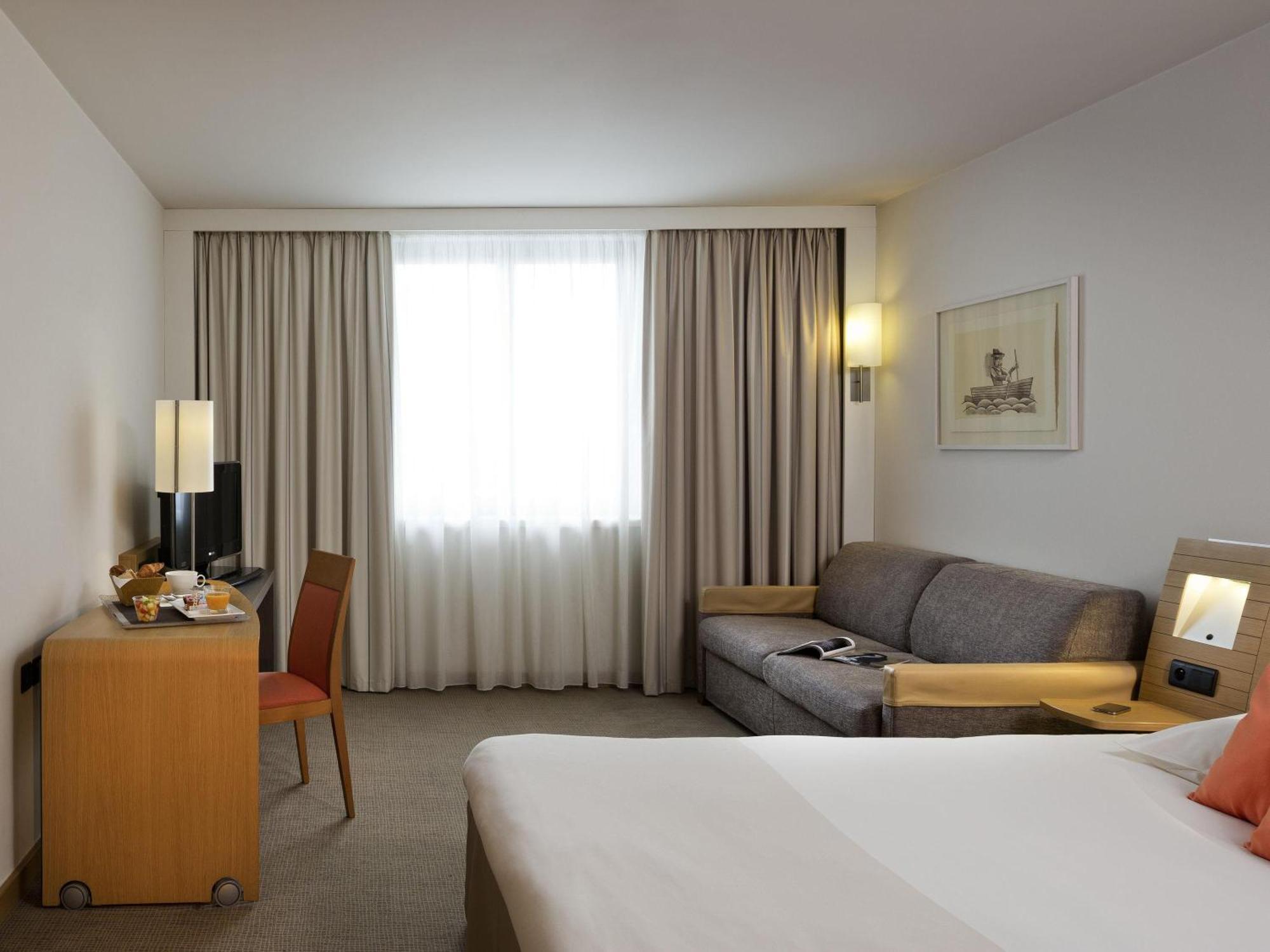 Executive Queen Room Double Sofa Bed